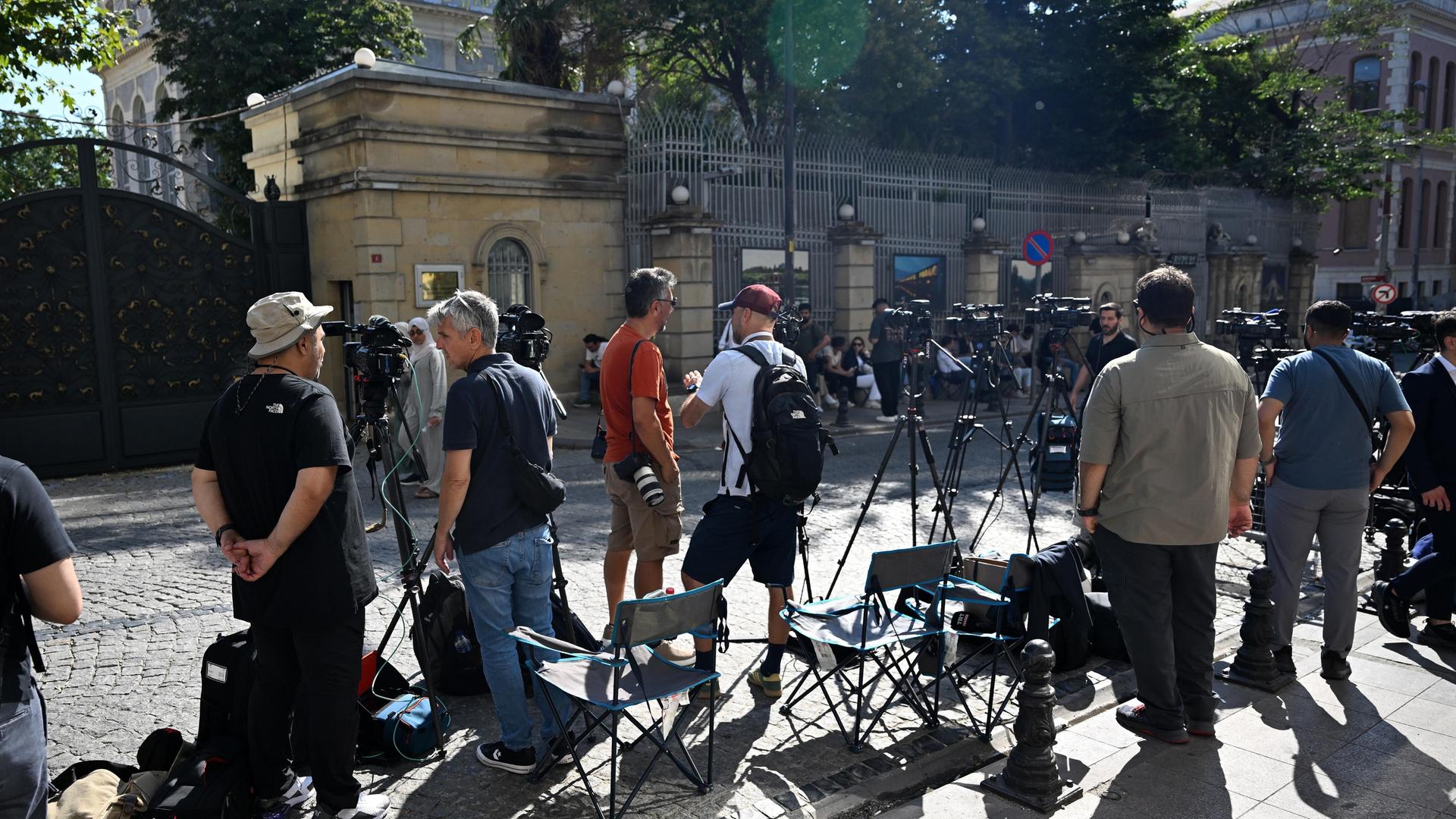 Journalisten warten in Istanbul vor dem iranischen Konsulat auf die Verhandlungsteilnehmer.
