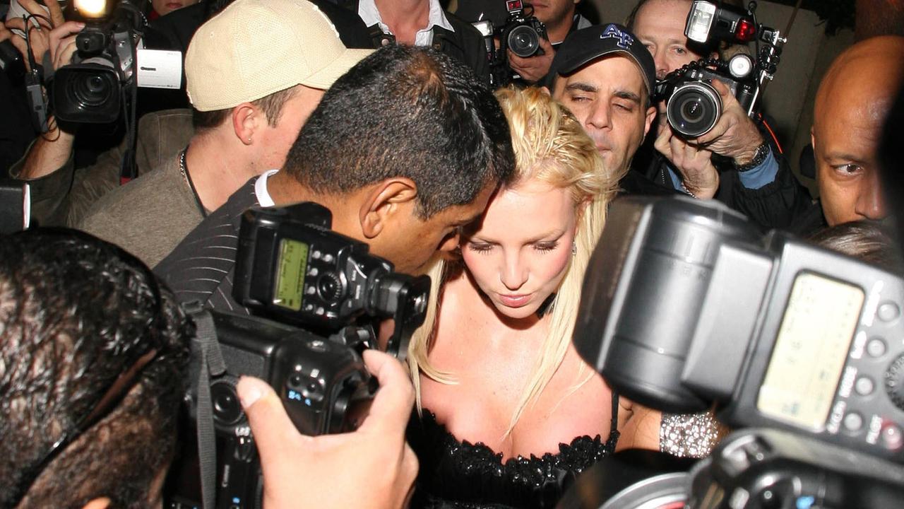Britney Spears umringt von Paparazzi auf dem Weg zu einer Privatparty in Beverly Hills, Kalifornien, am 1. Dezember 2007 