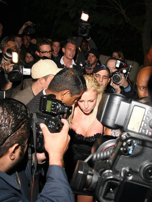 Britney Spears umringt von Paparazzi auf dem Weg zu einer Privatparty in Beverly Hills, Kalifornien, am 1. Dezember 2007 