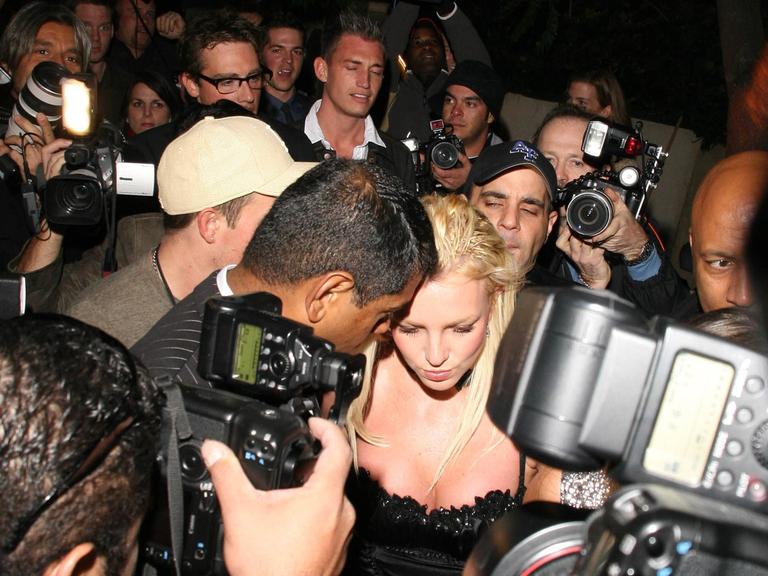 Britney Spears umringt von Paparazzi auf dem Weg zu einer Privatparty in Beverly Hills, Kalifornien, am 1. Dezember 2007 