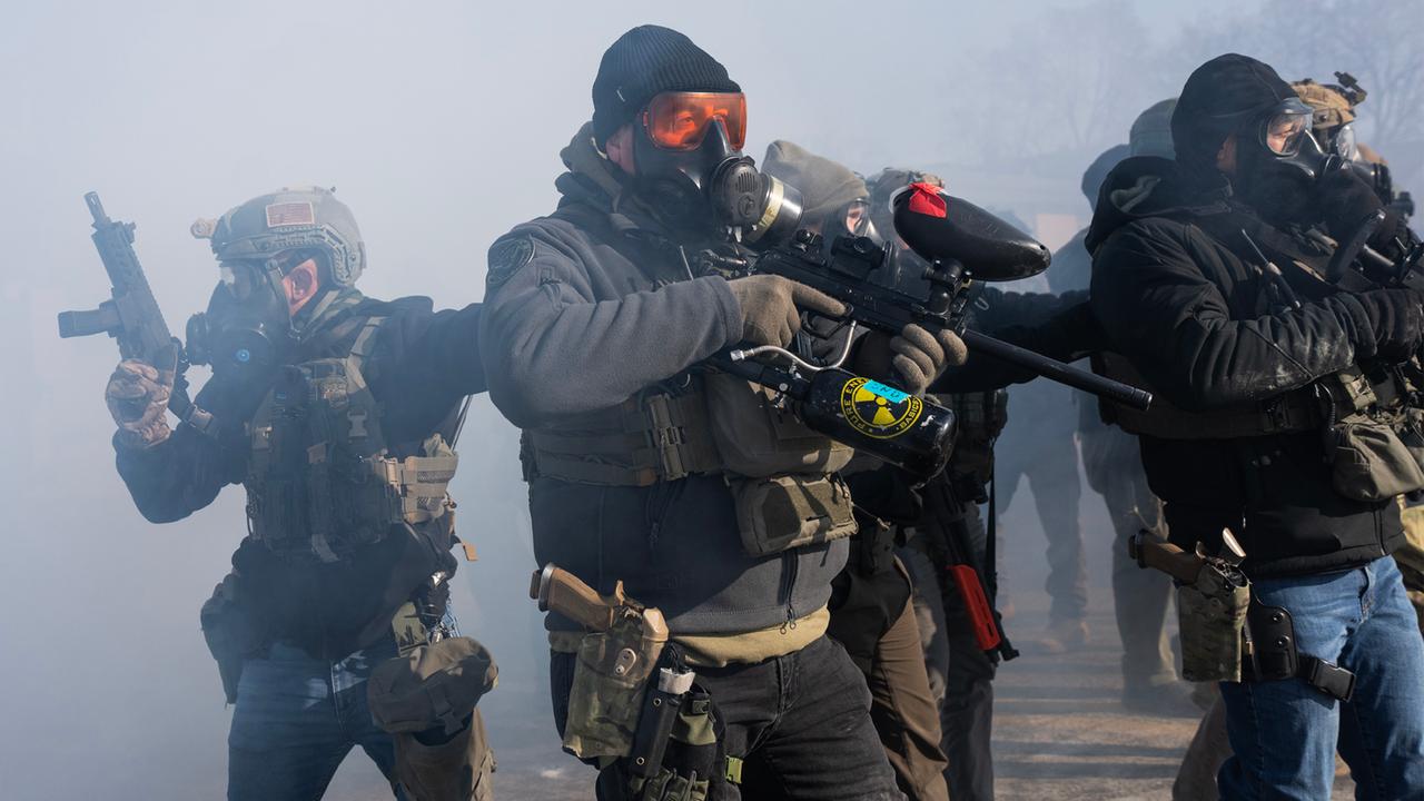 ICE Einsatzkräfte geraten mit einer wachsenden Menge von Demonstranten auf der Nicollet Avenue im Süden von Minneapolis aneinander, nachdem Alex Pretti am frühen Samstagmorgen, dem 24. Januar 2026 erschossen wurde. 