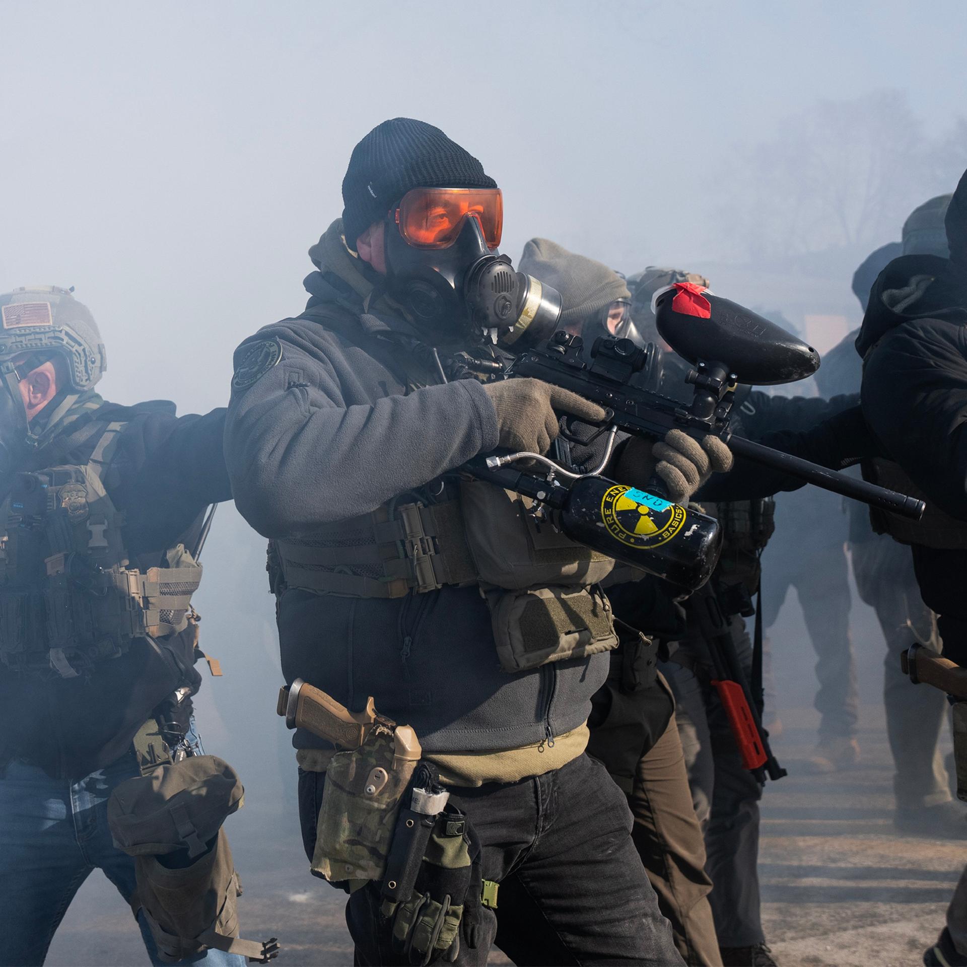 ICE Einsatzkräfte geraten mit einer wachsenden Menge von Demonstranten auf der Nicollet Avenue im Süden von Minneapolis aneinander, nachdem Alex Pretti am frühen Samstagmorgen, dem 24. Januar 2026 erschossen wurde. 