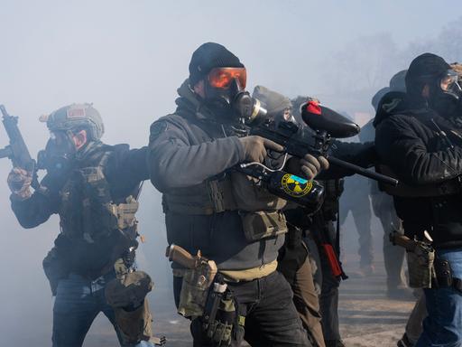 ICE Einsatzkräfte geraten mit einer wachsenden Menge von Demonstranten auf der Nicollet Avenue im Süden von Minneapolis aneinander, nachdem Alex Pretti am frühen Samstagmorgen, dem 24. Januar 2026 erschossen wurde. ICE Einsatzkräfte geraten mit einer wachsenden Menge von Demonstranten auf der Nicollet Avenue im Süden von Minneapolis aneinander, nachdem Alex Pretti am frühen Samstagmorgen, dem 24. Januar 2026 erschossen wurde.