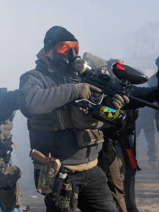 ICE Einsatzkräfte geraten mit einer wachsenden Menge von Demonstranten auf der Nicollet Avenue im Süden von Minneapolis aneinander, nachdem Alex Pretti am frühen Samstagmorgen, dem 24. Januar 2026 erschossen wurde. ICE Einsatzkräfte geraten mit einer wachsenden Menge von Demonstranten auf der Nicollet Avenue im Süden von Minneapolis aneinander, nachdem Alex Pretti am frühen Samstagmorgen, dem 24. Januar 2026 erschossen wurde.