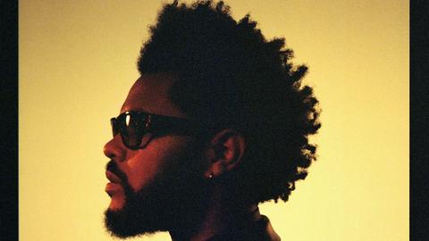 The Weeknd im Profil mit Sonnenbrille vor einem gelben Hintergrund