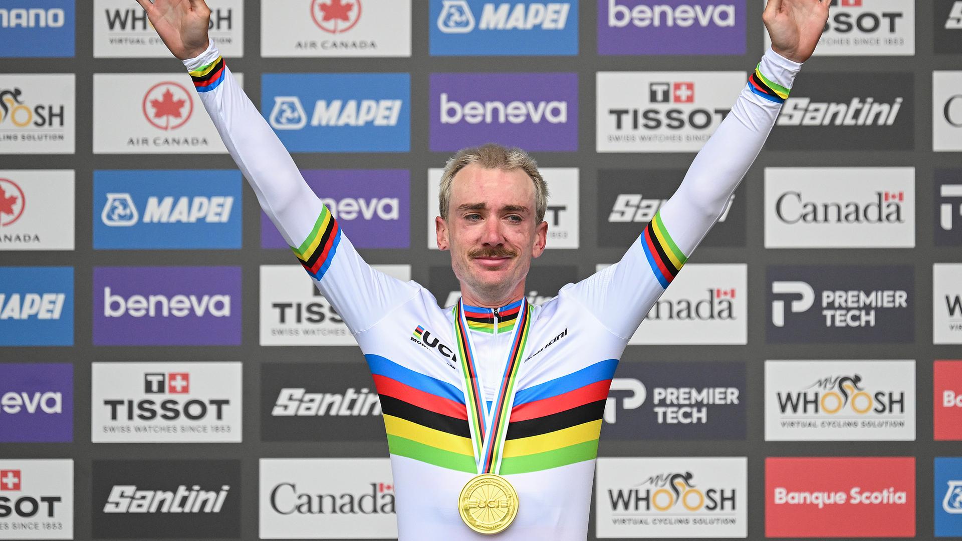 Brandon McNulty (USA) jubelt auf dem Podium über seinen Sieg im Straßenrennen der Elite-Männer