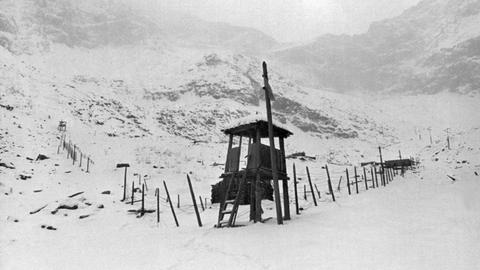 Blick auf einen Wachturm und den Zaun eines verfallenen Straflagers im sowjetischen Mramornoye-Tal (Aufnahme vom Dezember 1989).