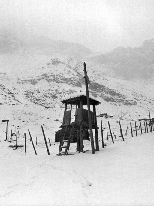 Blick auf einen Wachturm und den Zaun eines verfallenen Straflagers im sowjetischen Mramornoye-Tal (Aufnahme vom Dezember 1989).