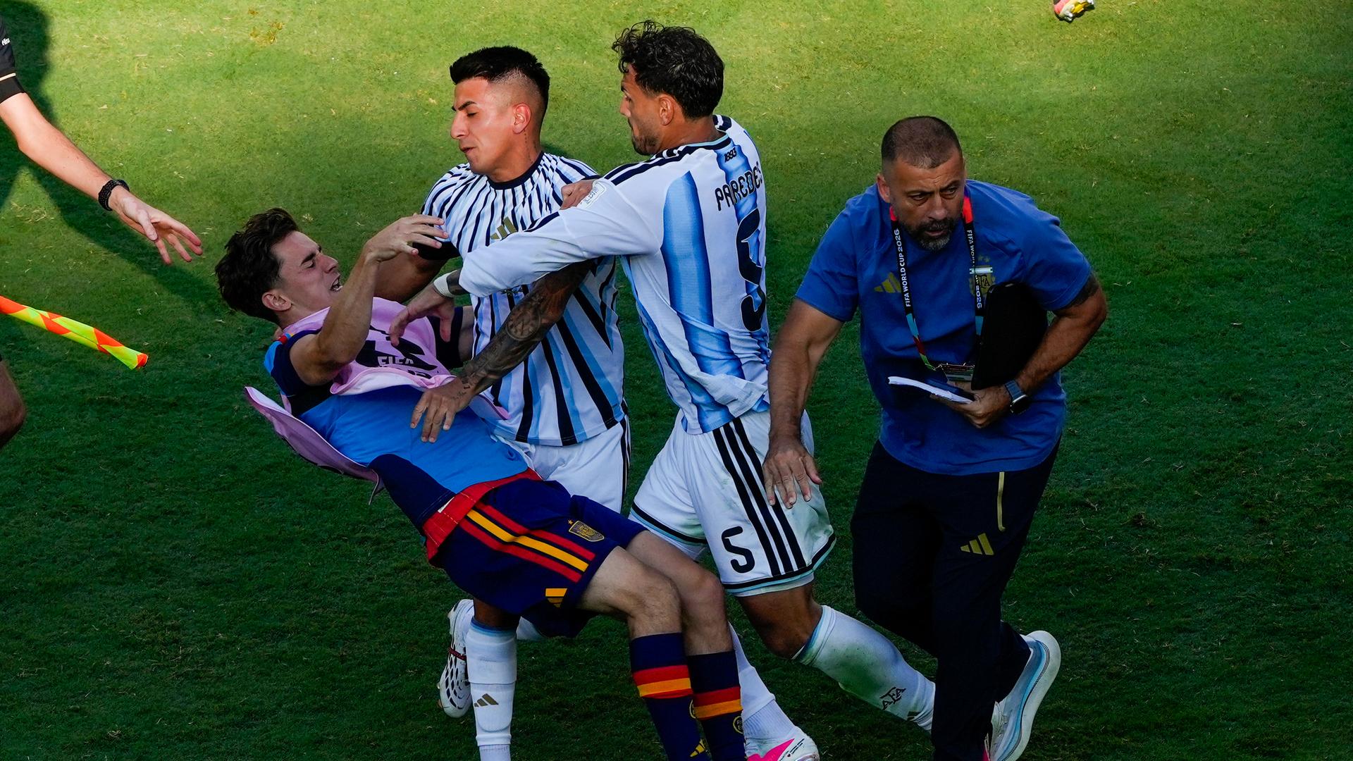 Argentiniens Leandro Paredes (Zweiter von rechts) bedrängt den Spanier Gavi nach dem WM-Finale. Argentiniens Leandro Paredes (Zweiter von rechts) bedrängt den Spanier Gavi nach dem WM-Finale.