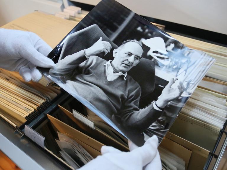 Aktenordner mit Archivmaterial von Bärbel Bohley sind im Archiv der Robert-Havemann-Gesellschaft in Berlin zu sehen, hier: ein Foto von dem Chemiker, Kommunisten und DDR-Dissidenten Robert Havemann.