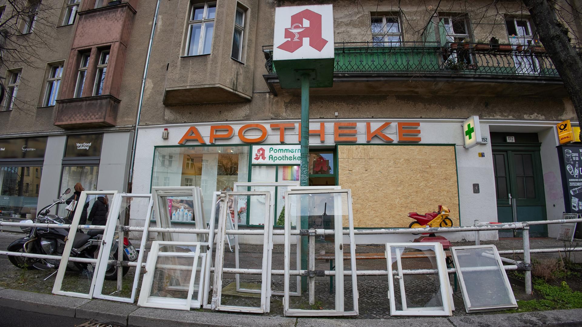 Berlin: Zahlreiche kaputte Fenster stehen vor einer Apotheke in der Hauptstraße im Stadtteil Schöneberg.