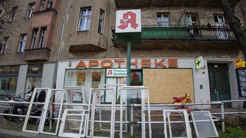 Berlin: Zahlreiche kaputte Fenster stehen vor einer Apotheke in der Hauptstraße im Stadtteil Schöneberg.