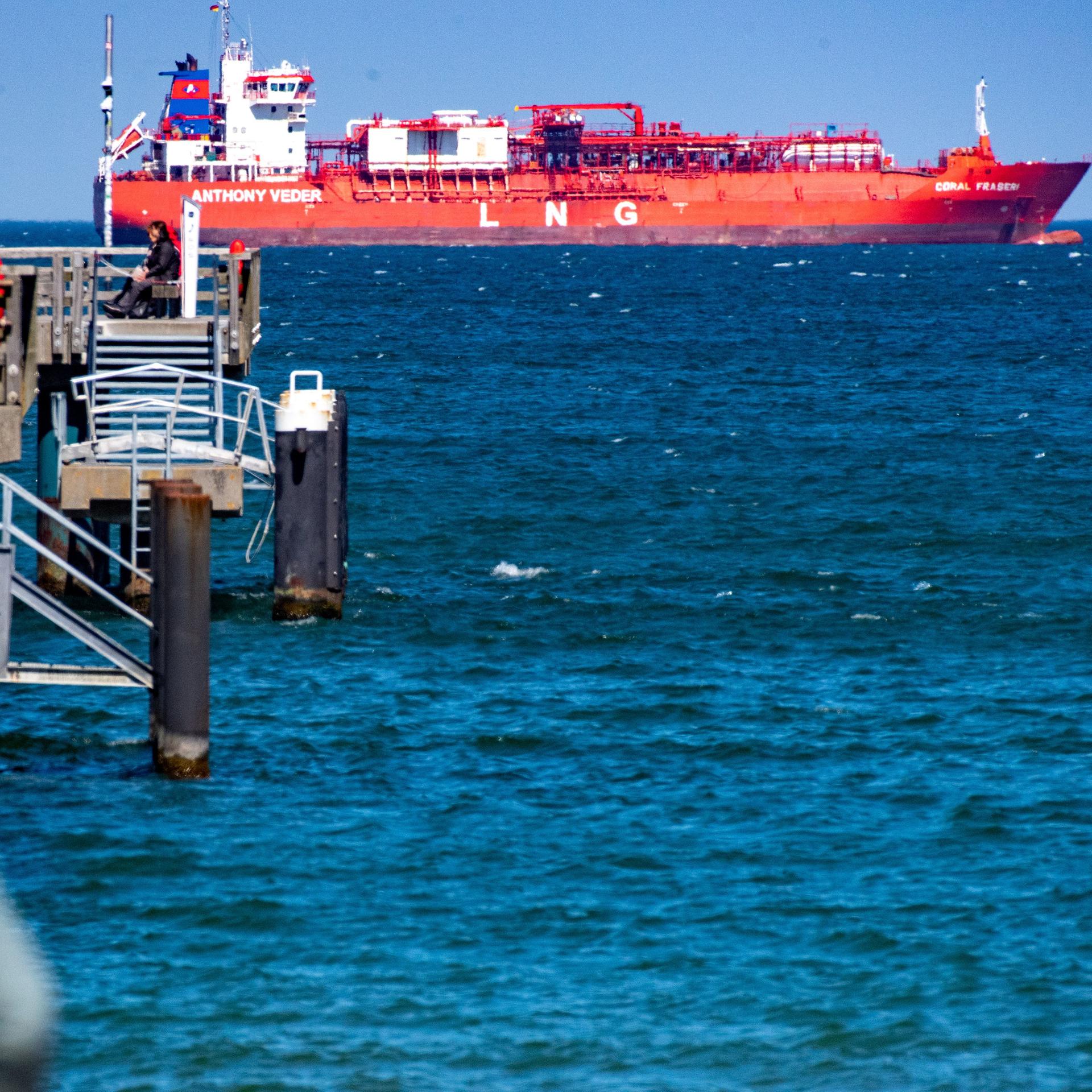 Mecklenburg-Vorpommern, Binz: Ein LNG-Shuttle-Tanker liegt vor der Küste der Insel Rügen. 