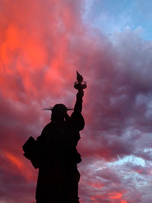 Die Freiheitsstatue in New York City bei Sonnenuntergang.