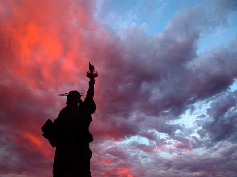 Die Freiheitsstatue in New York City bei Sonnenuntergang.