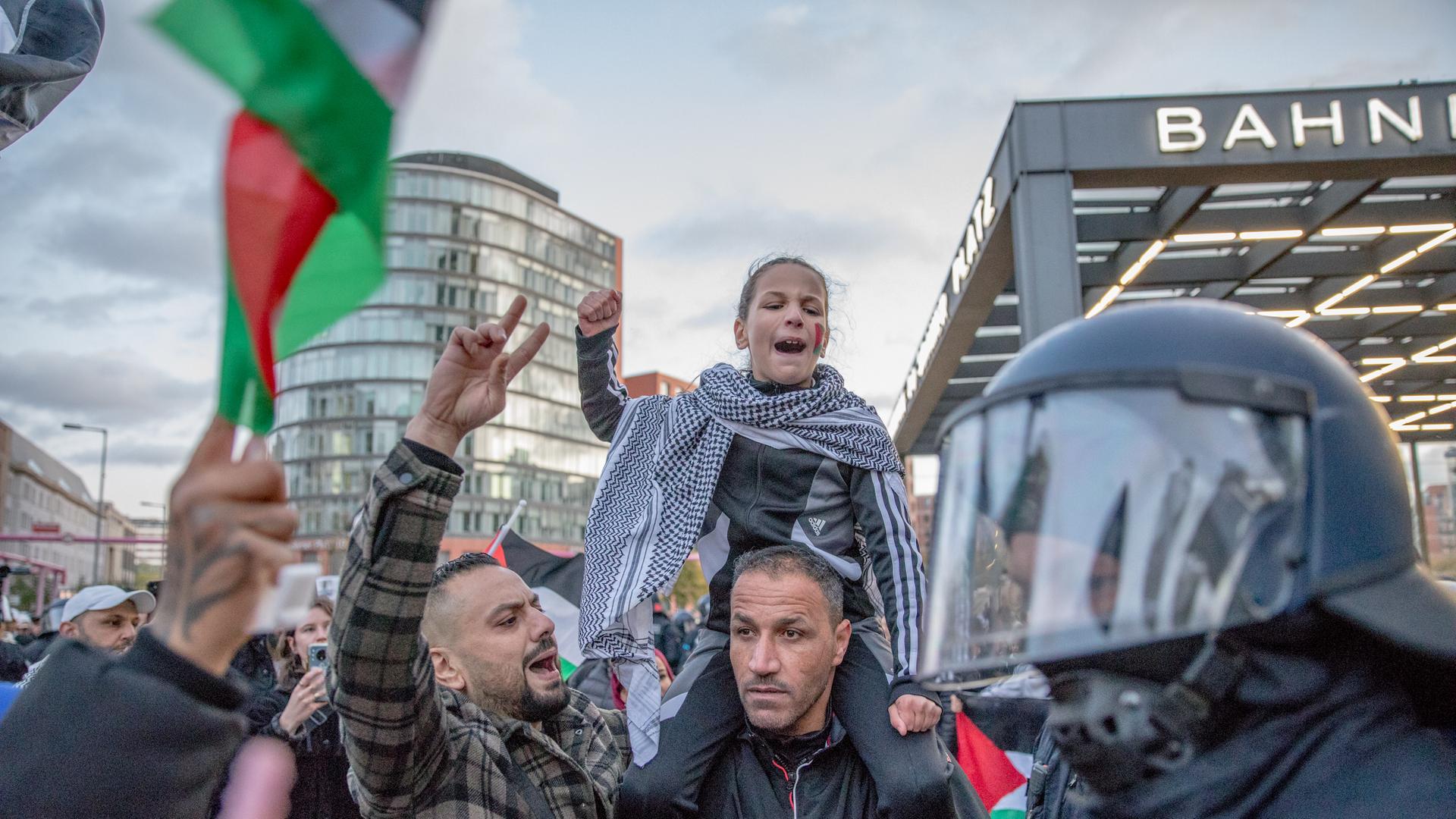 Am 15. Oktober 2023, versammelten sich etwa 1.000 pro-palästinensische Demonstranten auf dem Potsdamer Platz in Berlin, obwohl derartige Versammlungen verboten waren.