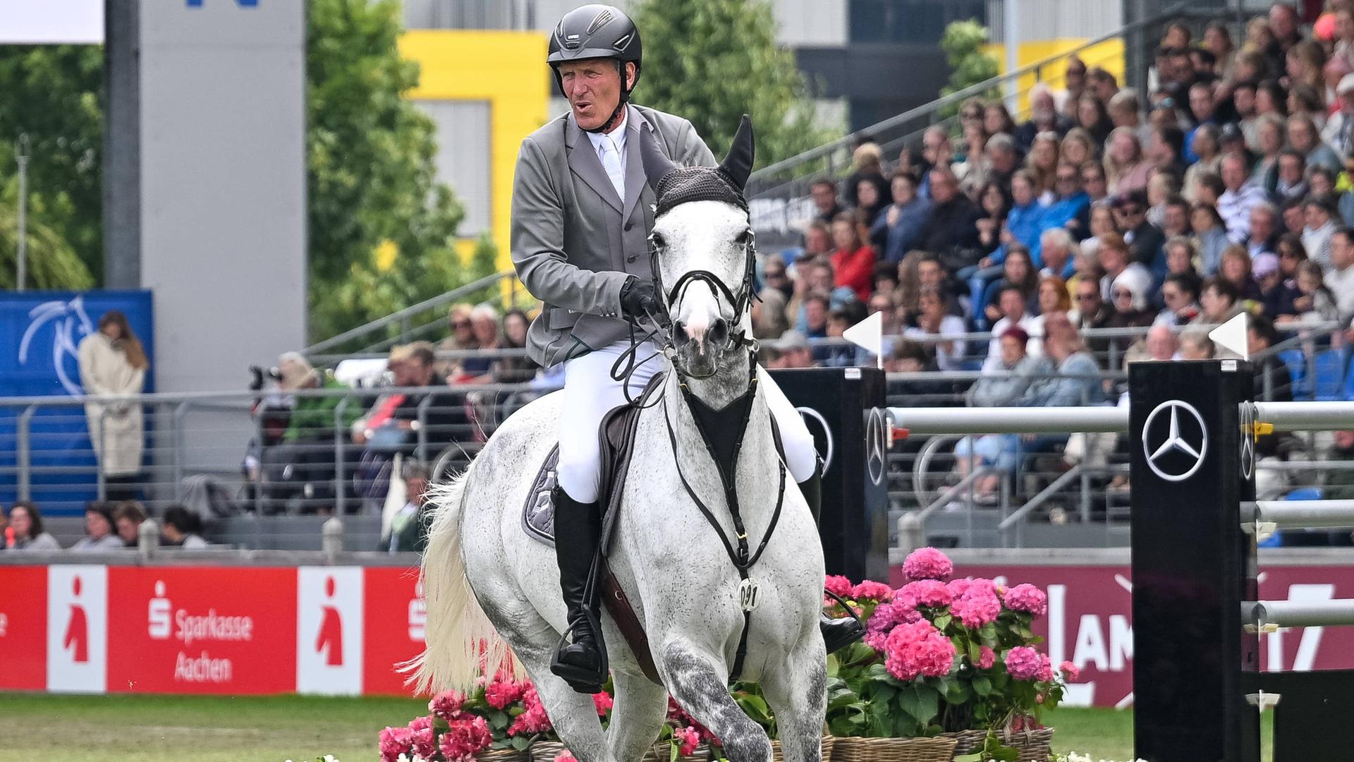 Reiter Ludger Beerbaum sitzt auf seinem Pferd während eines Turniers im Springreiten.