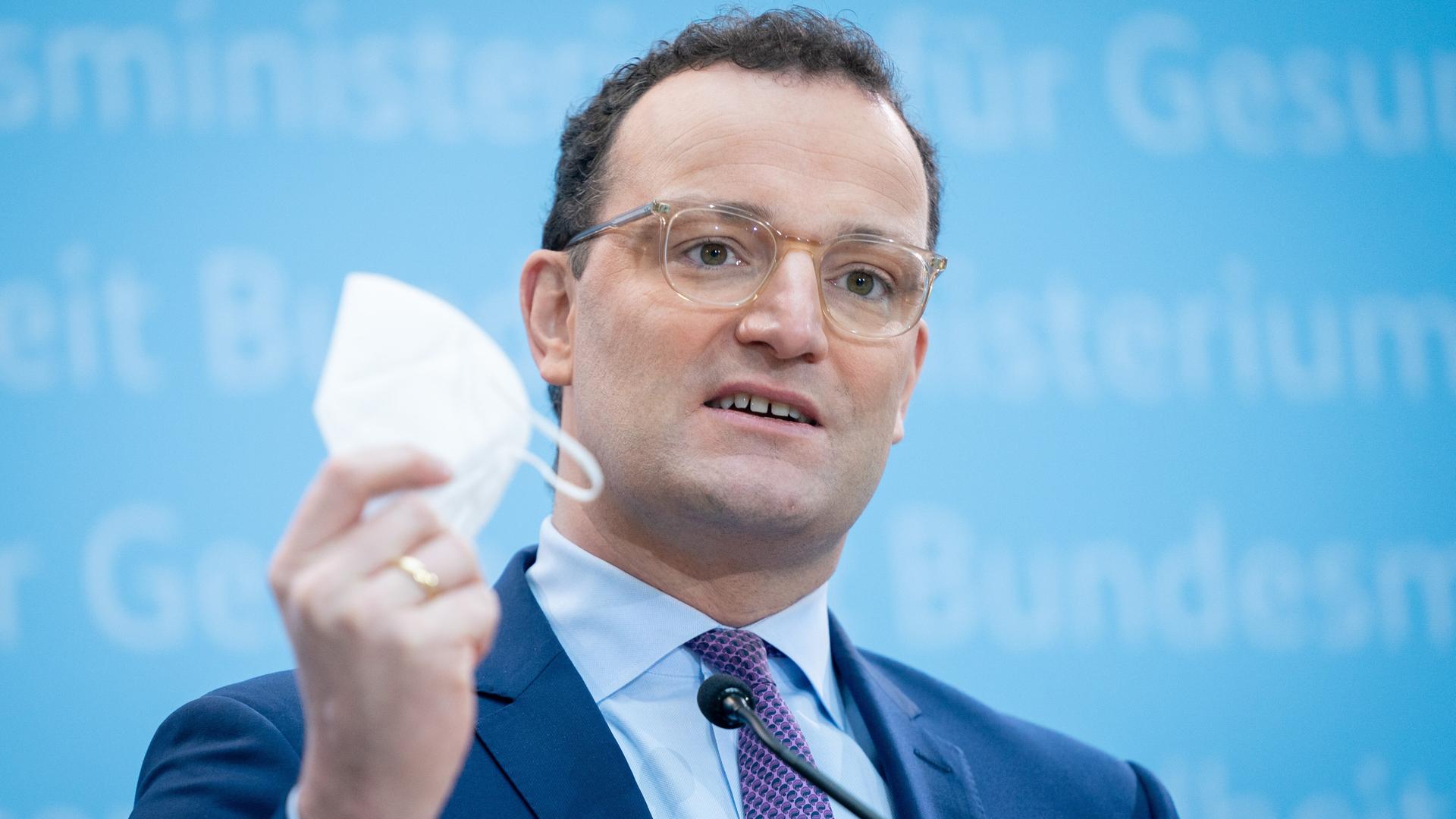 Jens Spahn (CDU), Bundesminister für Gesundheit, zeigt während einer Pressekonferenz vor der Sitzung des Corona-Kabinetts seine FFP2-Maske.