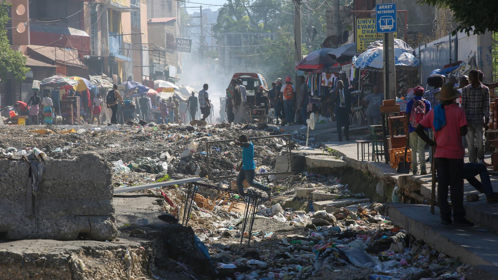 Ein Mann überquert eine durch Regenfälle zerstörte Straße in Port-au-Prince, Haiti. 