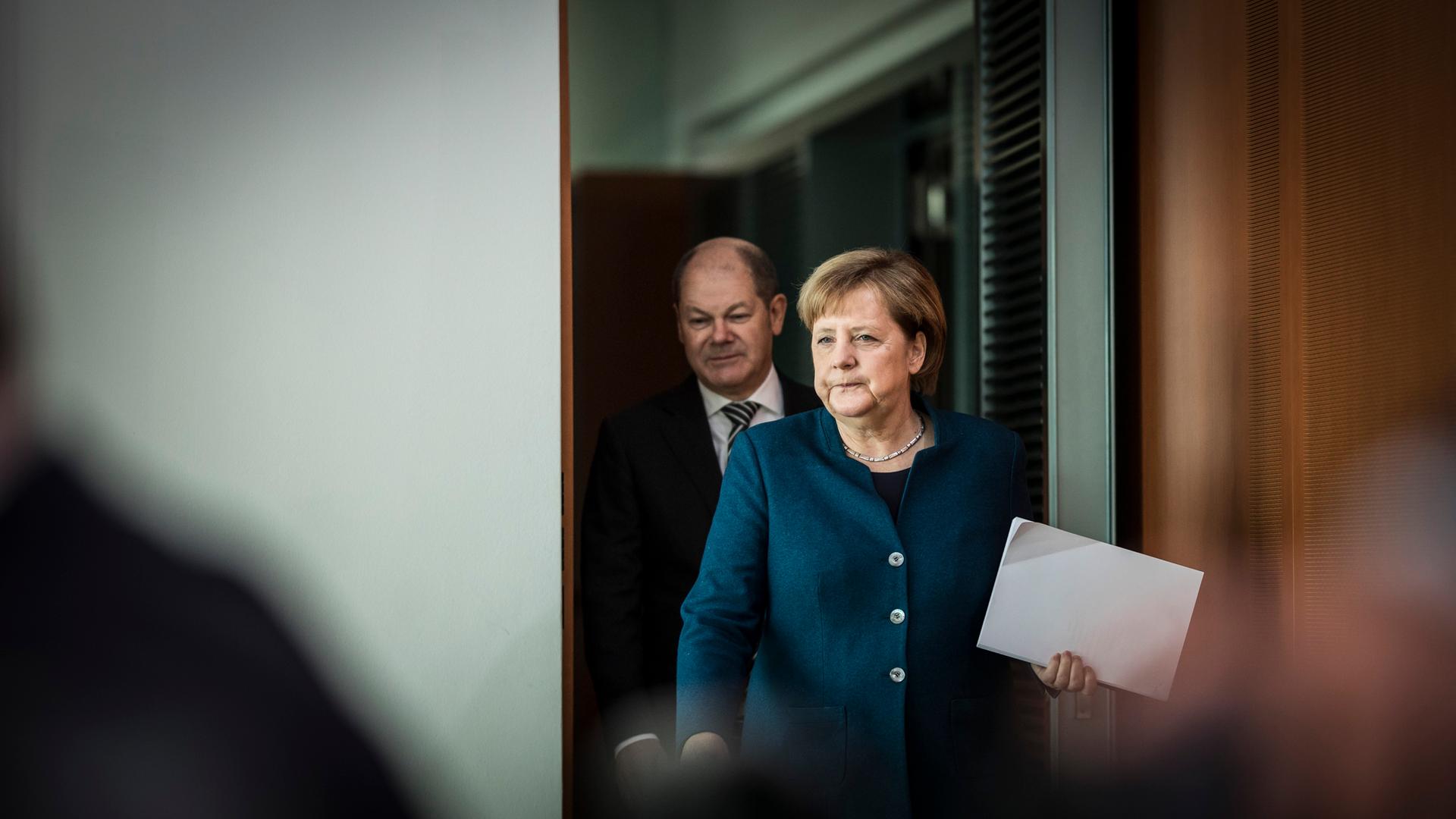 Bundeskanzlerin Angela Merkel und Bundesfinanzminister Olaf Scholz, aufgenommen vor der Kabinettsitzung der Bundesregierung in Berlin.