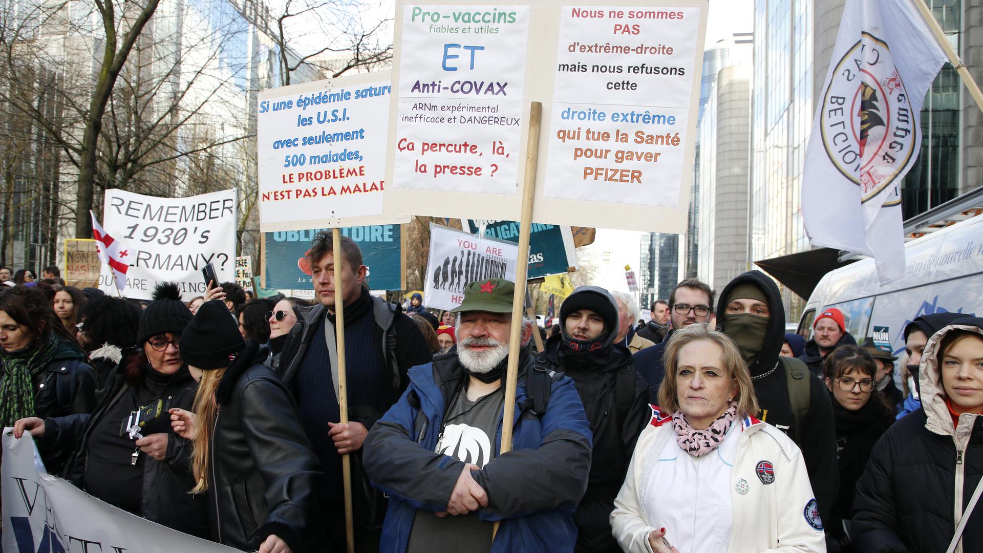 Protestteilnehmer nehmen unter dem Motto "Gemeinsam für die Freiheit" an einer Demonstration gegen die Corona-Maßnahmen der belgischen Regierung teil und halten dabei Transparente hoch.