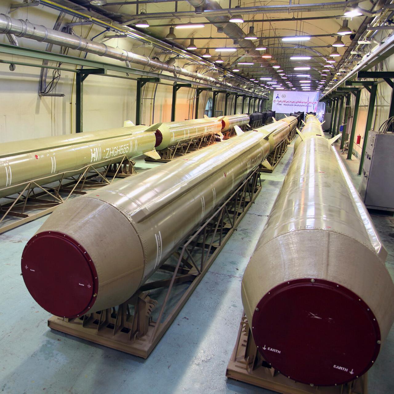 Zu sehen sind mehrere Raketen in einer Lagerhalle im Iran.