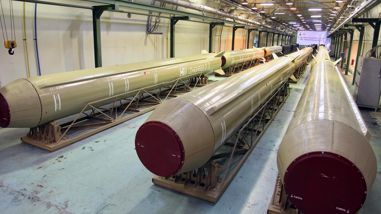 Zu sehen sind mehrere Raketen in einer Lagerhalle im Iran.