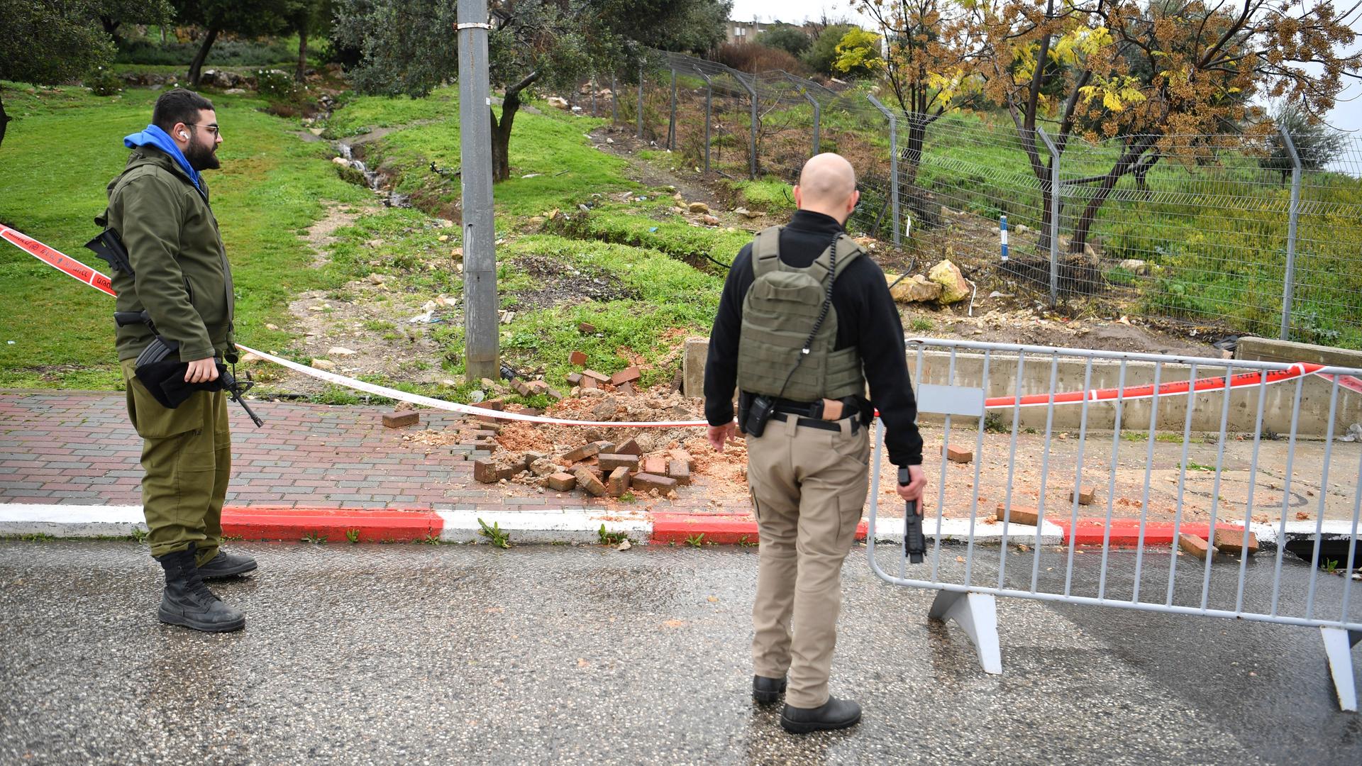 Safed: Israelische Sicherheitskräfte untersuchen den Schausplatz einer aus dem Libanon abgefeuerten Rakete.