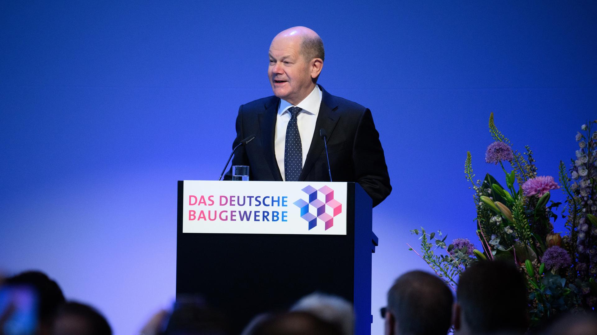 Berlin: Bundeskanzler Olaf Scholz (SPD) spricht beim Festakt zu "125 Jahre Deutsches Baugewerbe" im Humboldt Forum im Berliner Schloss. Berlin: Bundeskanzler Olaf Scholz (SPD) spricht beim Festakt zu "125 Jahre Deutsches Baugewerbe" im Humboldt Forum im Berliner Schloss.