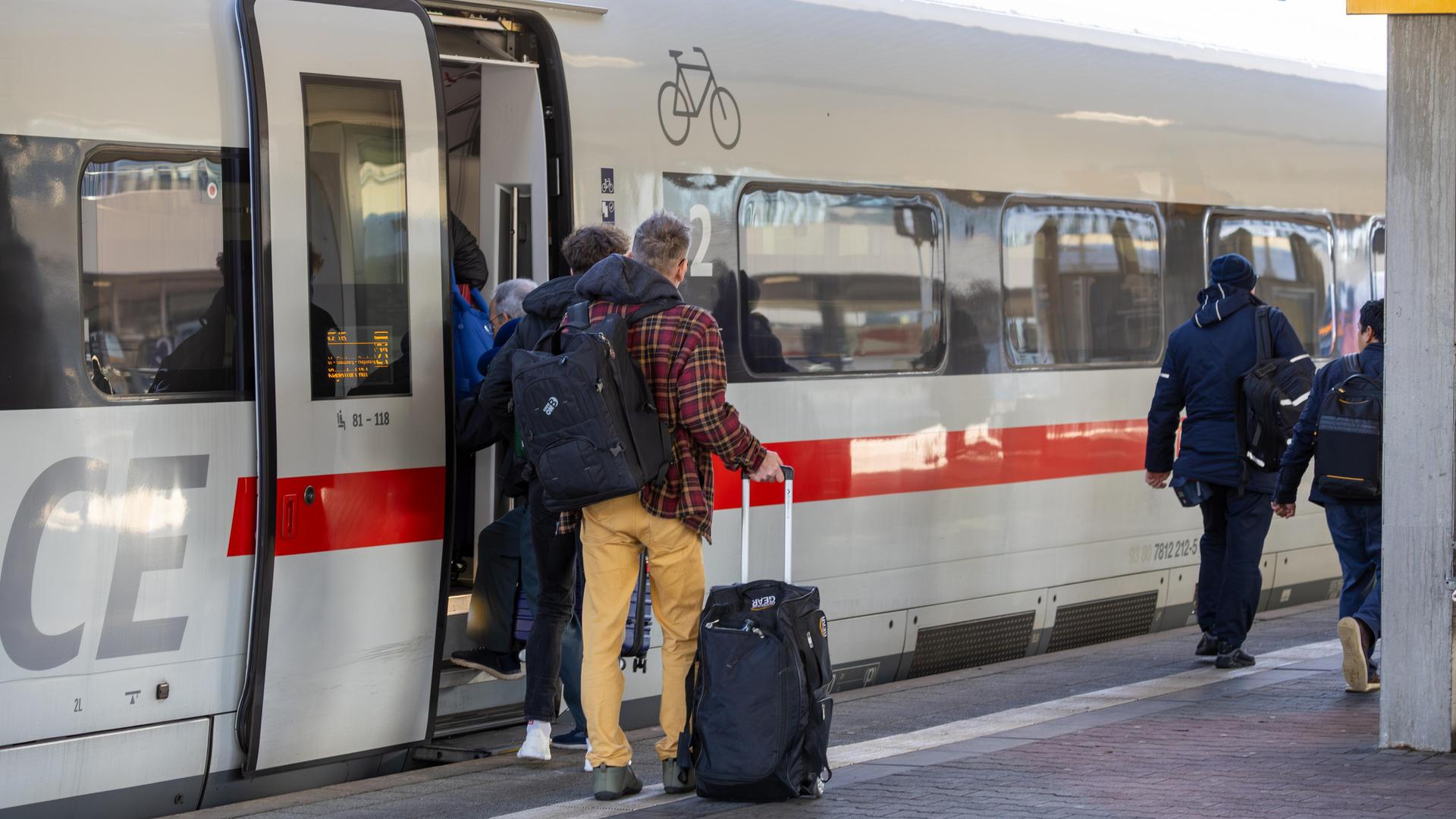 Haltender ICE am Hauptbahnhof Mannheim mit einsteigenden Fahrgästen