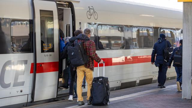 Haltender ICE am Hauptbahnhof Mannheim mit einsteigenden Fahrgästen
