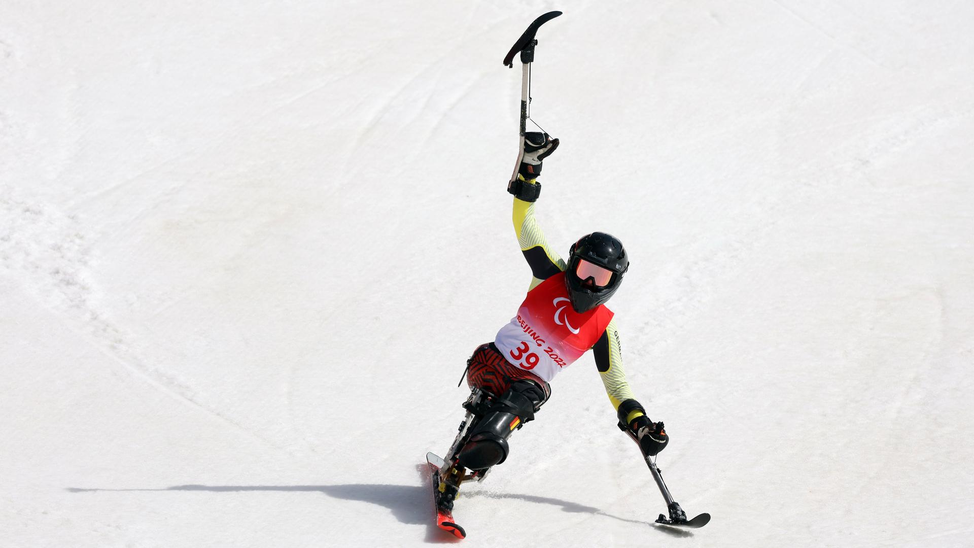 Die Para-Ski-Alpinläuferin Anna-Lena Forster auf der Piste. 