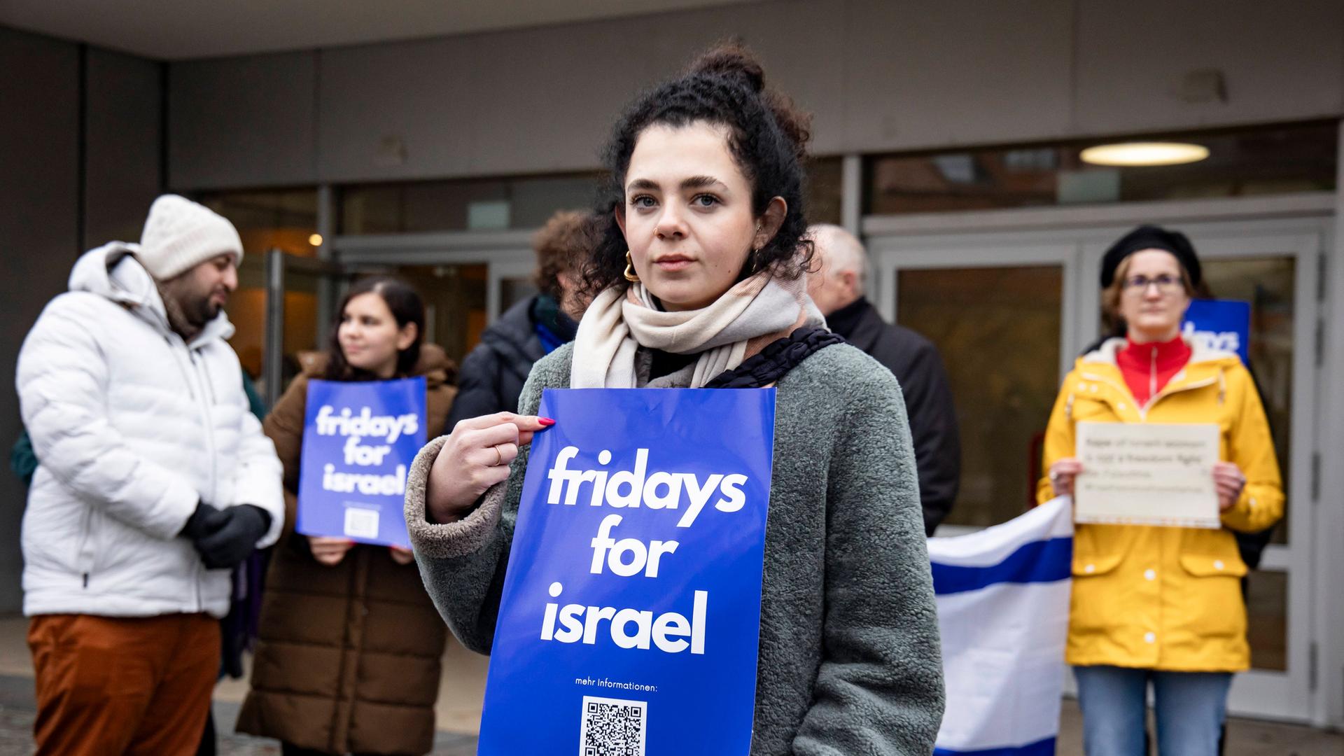 Die Präsidentin der Jüdischen Studierendenunion Deutschlands JSUD, Hanna Veiler, steht bei einer Fridays for Israel Demonstration vor der Freien Universität in Berlin am 15. Dezember 2023. 