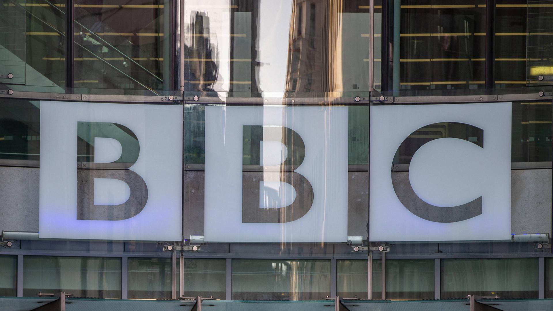 Das BBC-Logo hinter Glasscheiben an der Zentrale des Senders in London
