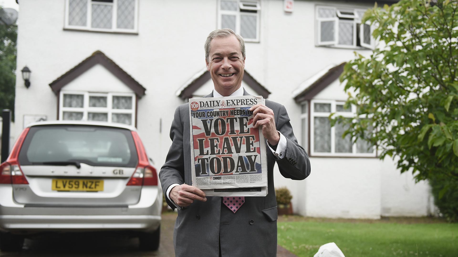 Nigel Farage hält am Tag des Brexit-Referendums, dem 23.6.2016, die Zeitung „Daily Express“ hoch. Auf dem Titelblatt steht: „Vote Leave Today“. Im Hintergrund ist sein Haus zu sehen. Nigel Farage hält am Tag des Brexit-Referendums, dem 23.6.2016, die Zeitung „Daily Express“ hoch. Auf dem Titelblatt steht: „Vote Leave Today“. Im Hintergrund ist sein Haus zu sehen.