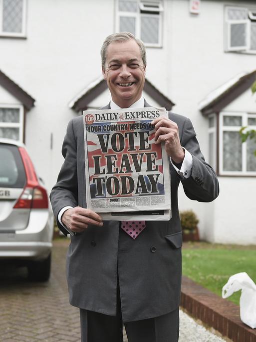 Nigel Farage hält am Tag des Brexit-Referendums, dem 23.6.2016, die Zeitung „Daily Express“ hoch. Auf dem Titelblatt steht: „Vote Leave Today“. Im Hintergrund ist sein Haus zu sehen. Nigel Farage hält am Tag des Brexit-Referendums, dem 23.6.2016, die Zeitung „Daily Express“ hoch. Auf dem Titelblatt steht: „Vote Leave Today“. Im Hintergrund ist sein Haus zu sehen.