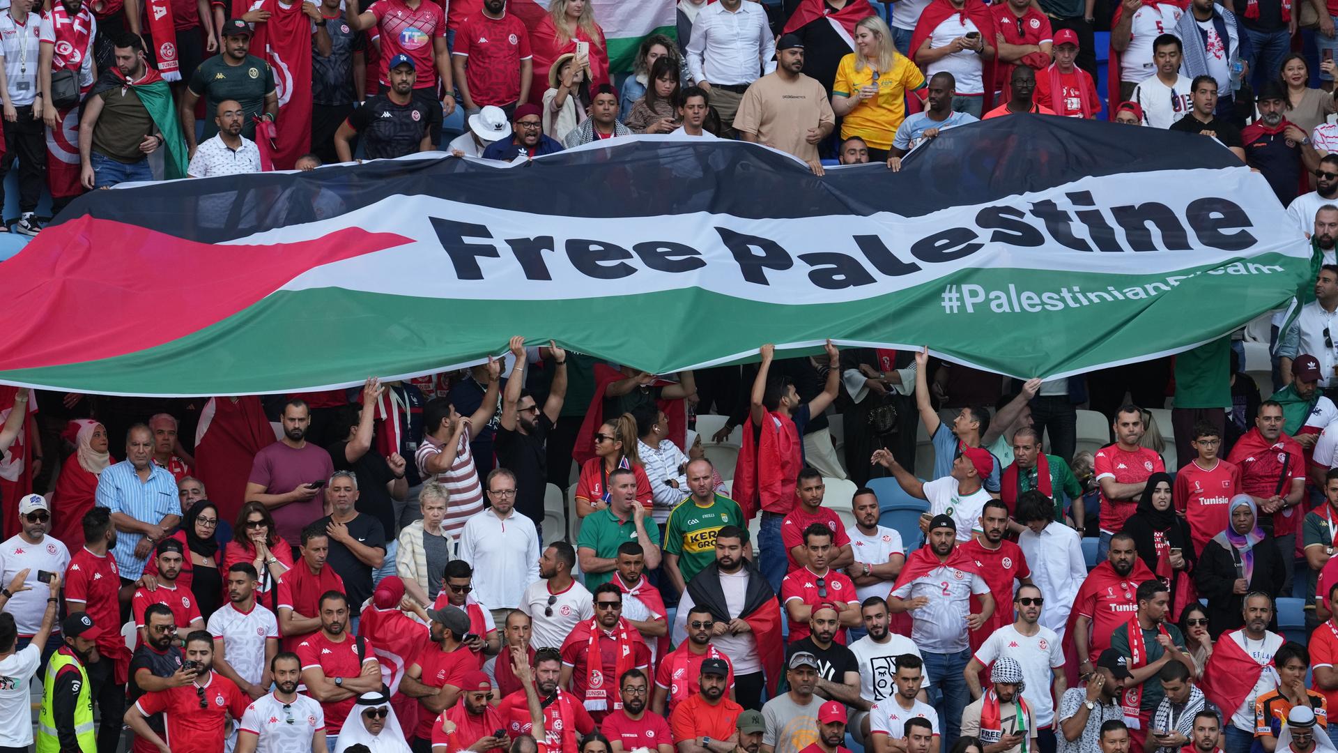 Fans protestieren mit einem "Free Palestine"-Schriftzug bei der Fußball-WM in Katar. Der Israel-Palästina-Konflikt wird bei der WM offen ausgetragen.