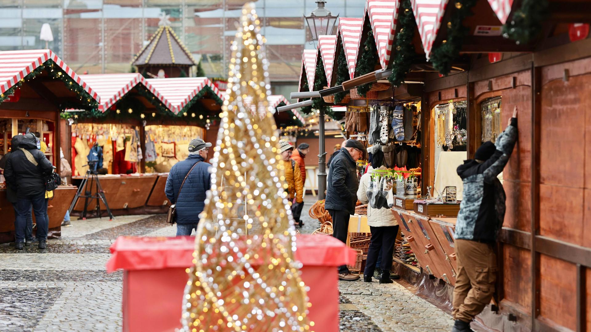 Besucher gehen nach der Eröffnung über den Magdeburger Weihnachtsmarkt. 