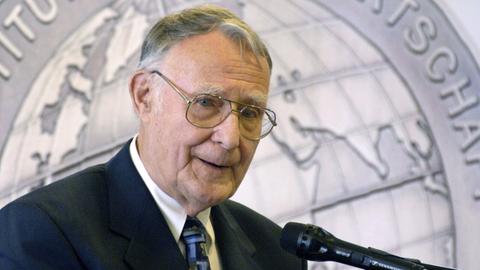 Ikea-Gründer Ingvar Kamprad bei einer Rede vor einem Mikrofon 