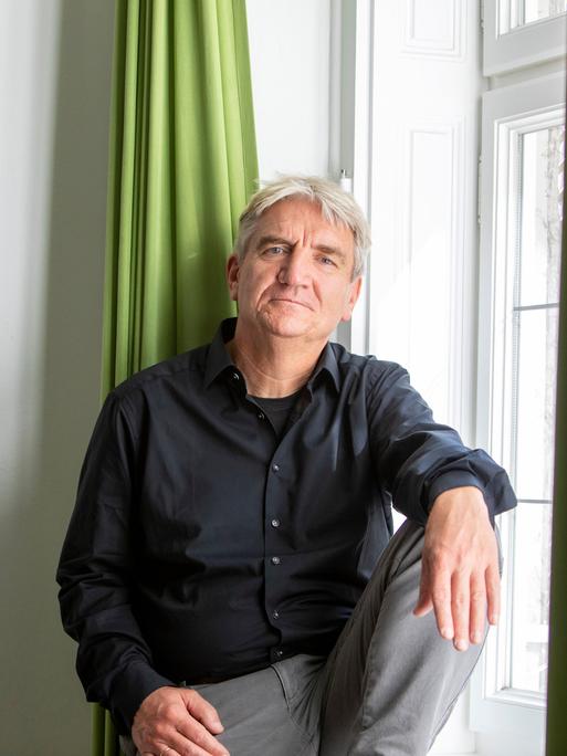 Der Literaturwissenschaftler Moritz Baßler sitzt an einem Fenster