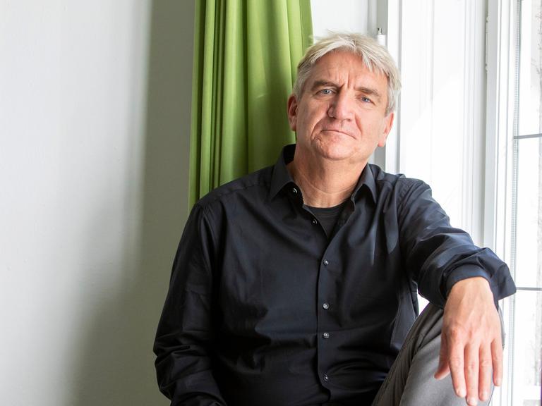 Der Literaturwissenschaftler Moritz Baßler sitzt an einem Fenster