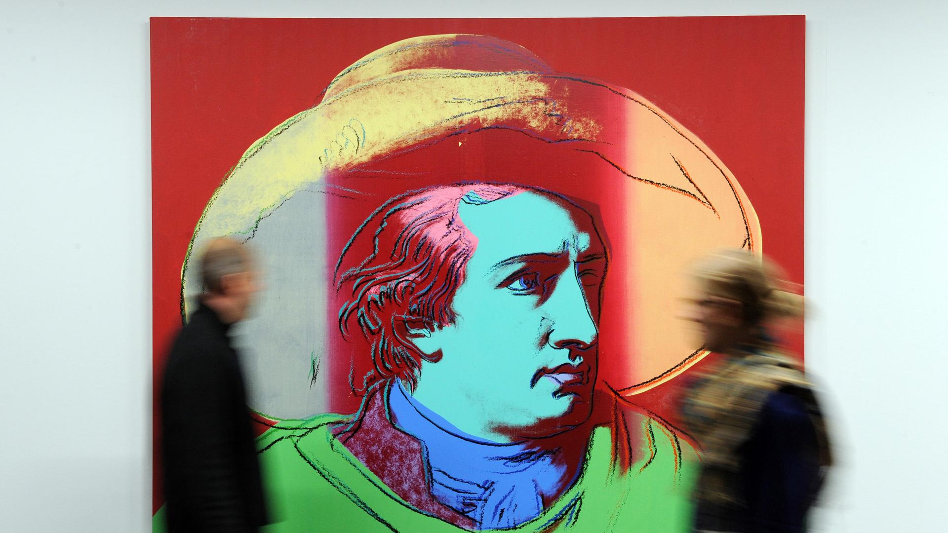 Ist Goethe Pop? Besucher des Museums für Neue Kunst (MNK) in Karlsruhe betrachten das Werk "Porträt Johann Wolfgang von Goethe" aus dem Jahr 1981 von Andy Warhol.