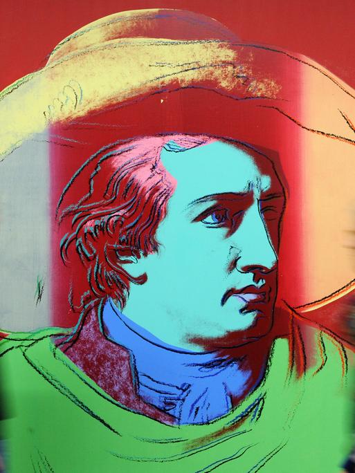 Ist Goethe Pop? Besucher des Museums für Neue Kunst (MNK) in Karlsruhe betrachten das Werk "Porträt Johann Wolfgang von Goethe" aus dem Jahr 1981 von Andy Warhol.