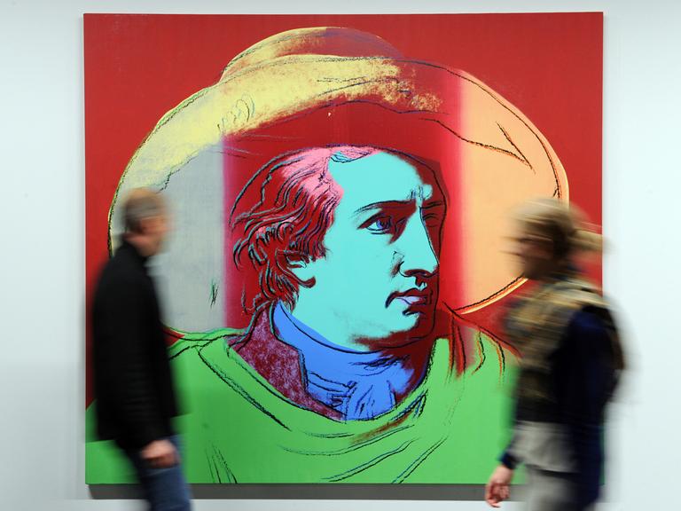 Ist Goethe Pop? Besucher des Museums für Neue Kunst (MNK) in Karlsruhe betrachten das Werk "Porträt Johann Wolfgang von Goethe" aus dem Jahr 1981 von Andy Warhol.