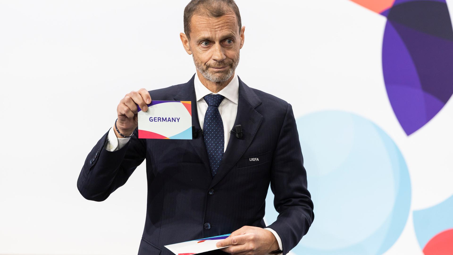 UEFA-Präsident Aleksander Ceferin präsentiert einen Zettel mit der Aufschrift "Germany" (Deutschland) UEFA-Präsident Aleksander Ceferin präsentiert einen Zettel mit der Aufschrift "Germany" (Deutschland)