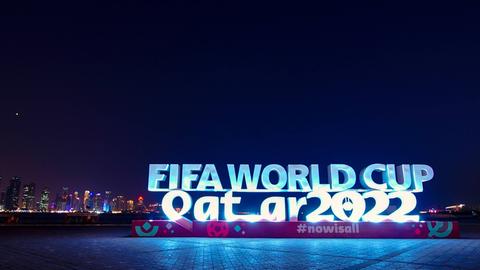  FIFA World Cup steht in beleuchteten Lettern vor der Skyline von Doha
