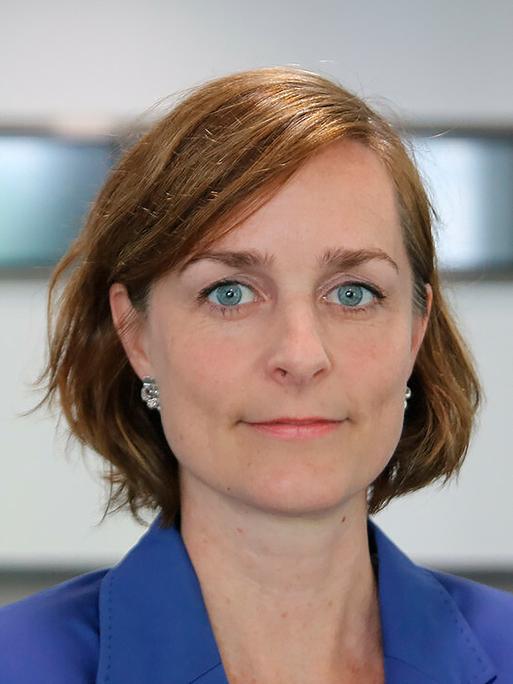 Das vom Justizministerium Rheinland-Pfalz zur Verfügung gestellte Handout zeigt Sigrid Emmenegger im blauen Sakko im Foyer eines Gebäudes.