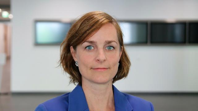 Das vom Justizministerium Rheinland-Pfalz zur Verfügung gestellte Handout zeigt Sigrid Emmenegger im blauen Sakko im Foyer eines Gebäudes.