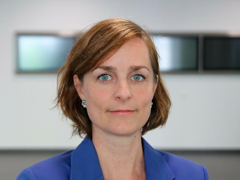 Das vom Justizministerium Rheinland-Pfalz zur Verfügung gestellte Handout zeigt Sigrid Emmenegger im blauen Sakko im Foyer eines Gebäudes.