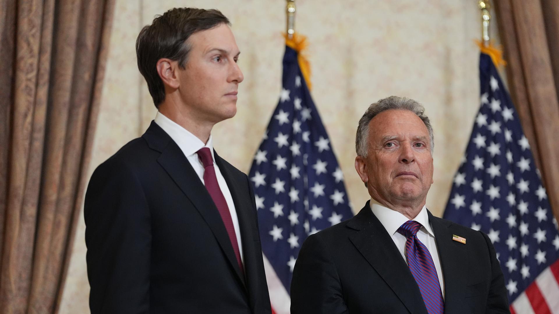 Jared Kushner (l) und Steve Witkoff, Sondergesandter für Friedensmissionen, stehen nebeneinander. 